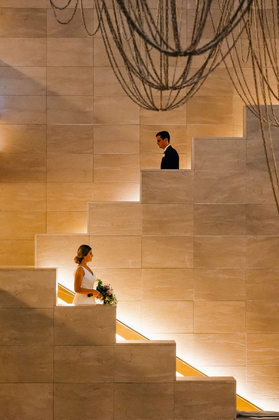 Escadaria, casal ao fundo