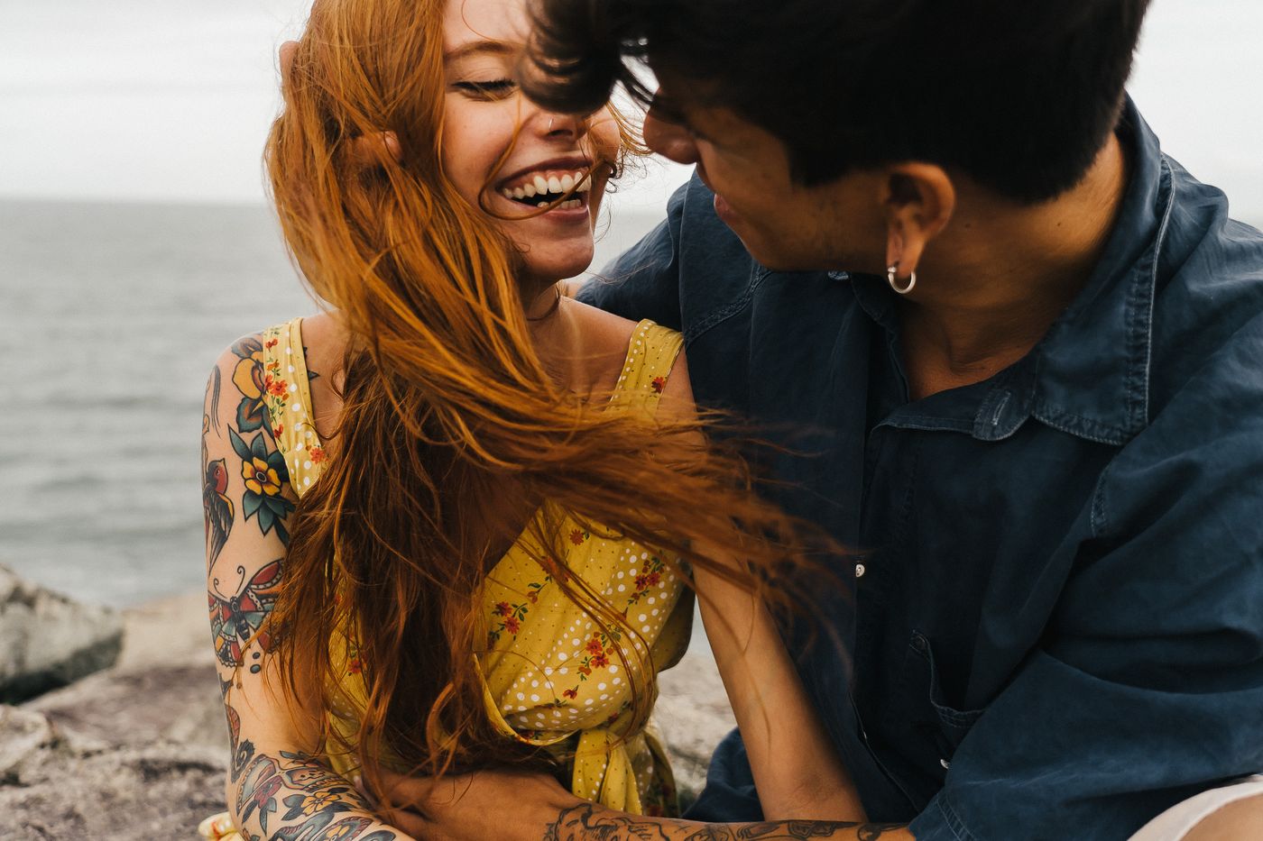 Casal no campo de trigo