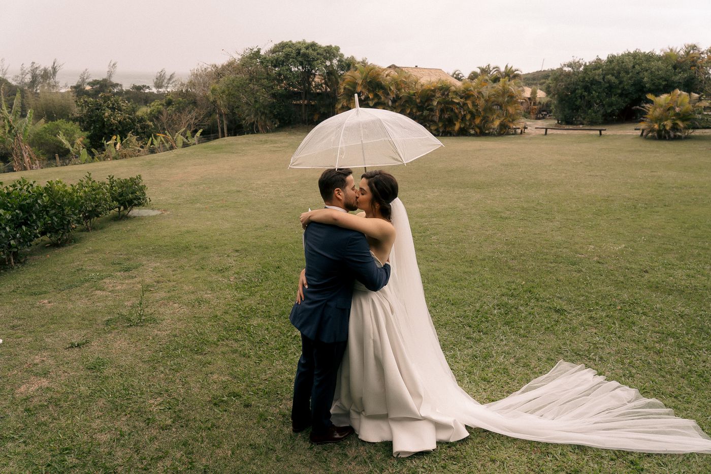 Beijo sob guarda-chuva