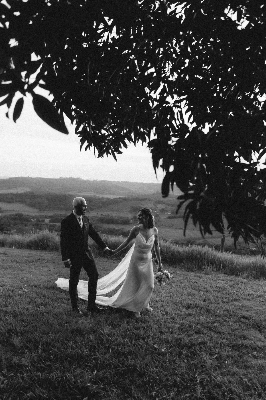 Casal caminhando no campo, preto e branco