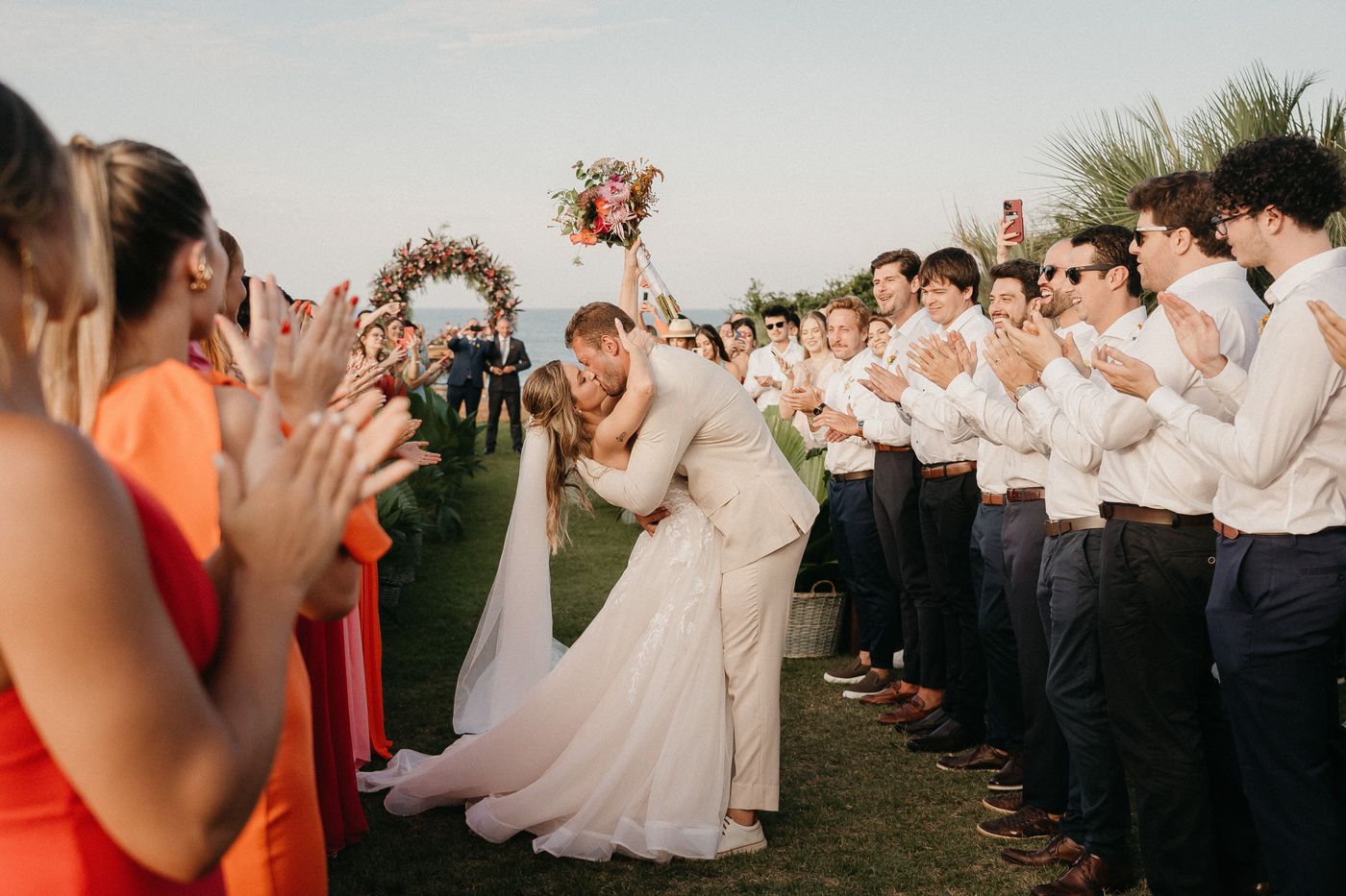 Beijo na saída, casamento na praia