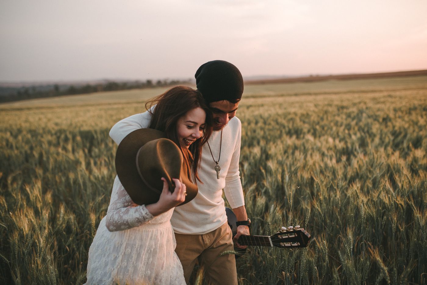 Casal no campo de trigo, chapéu