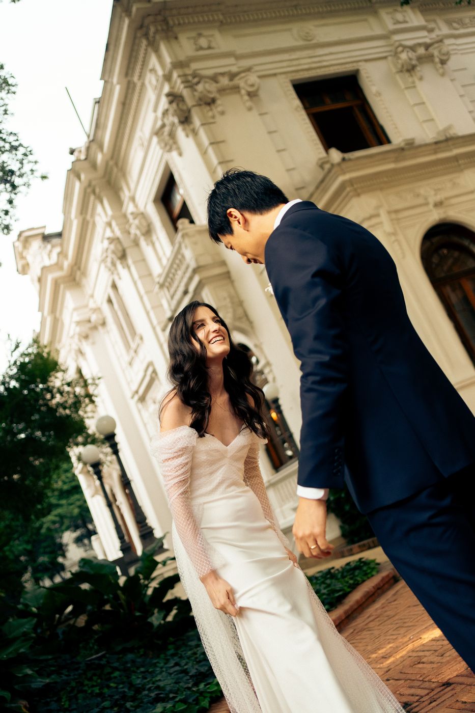 Casal na escadaria de um casarão